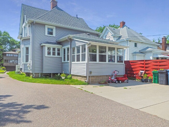 Building Photo - Charming 3 bedroom home in Uptown. Pets We...