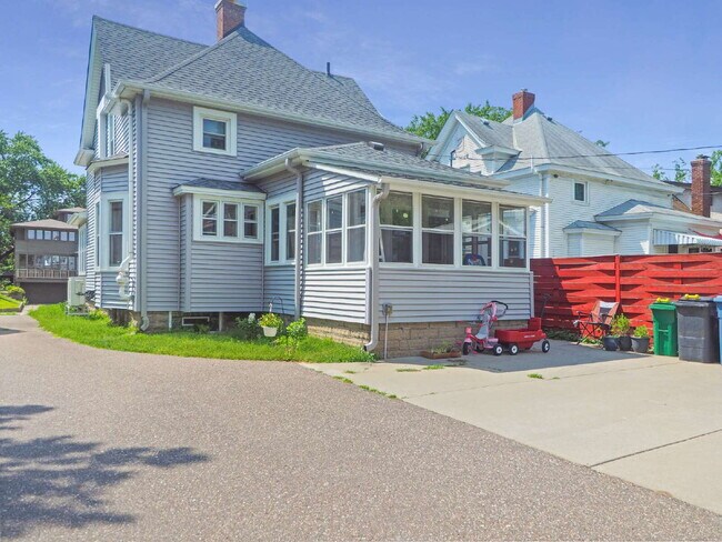 Building Photo - Charming 3 bedroom home in Uptown. Pets Welcome!