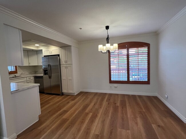 Building Photo - Private End Unit with New Kitchen