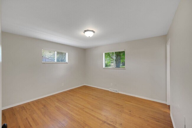 Building Photo - Comfortable 3-bedroom ranch in established...