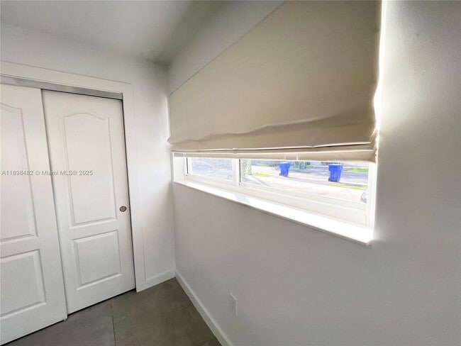 Building Photo - 2827 SW 24th St