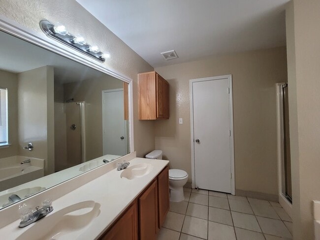 Building Photo - Cedar Hill home features 3/2/2 for rent.