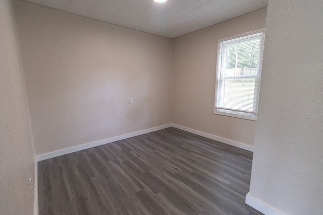 Building Photo - Remodeled 3 Bed 1 Bath Home