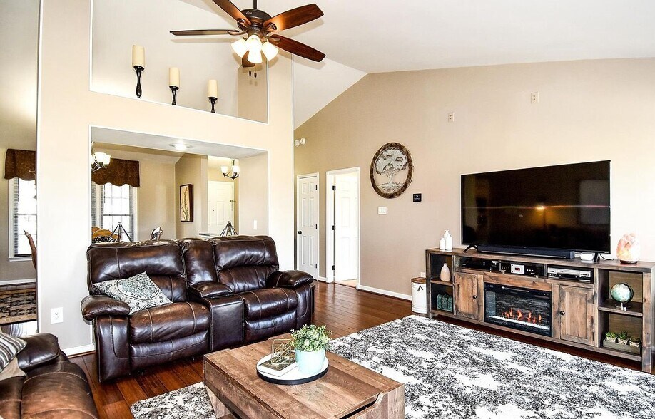 Building Photo - 13926 Deviar Dr