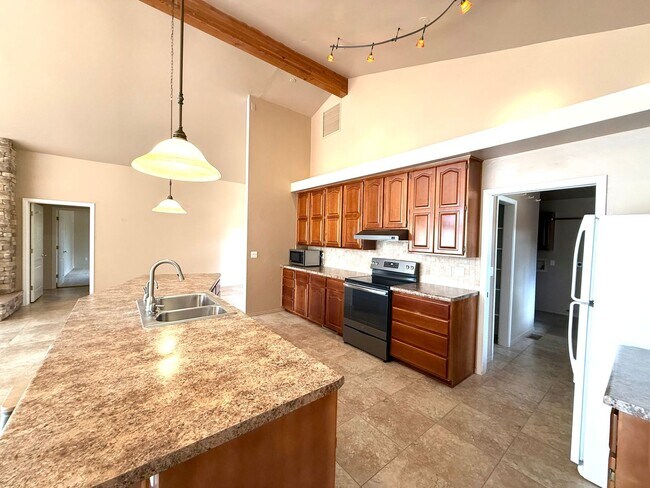 Building Photo - Custom home on 3 acres in Williamson Valley