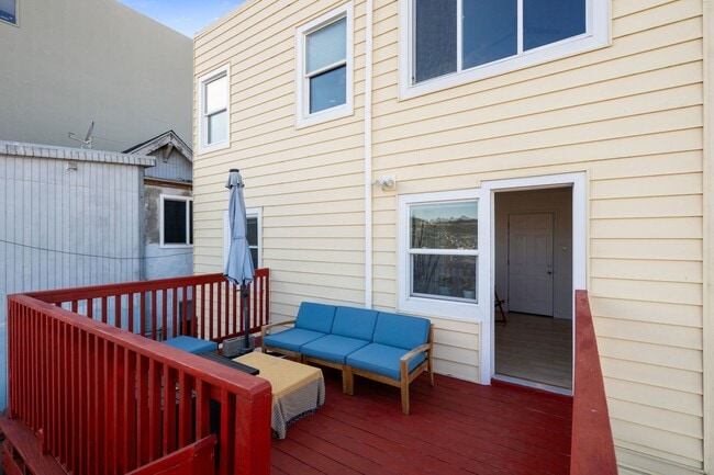 Building Photo - UPDATED LARGE BRIGHT 1800sf 3BR/2BA/1GR In...