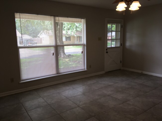 Building Photo - 659 Meadow Dr