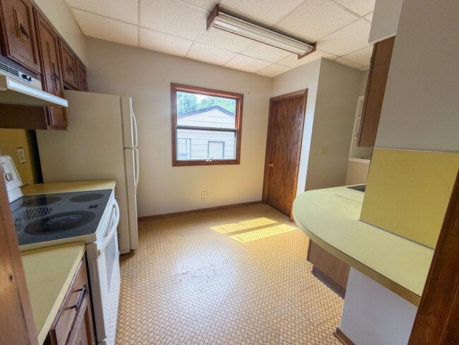 Building Photo - 609 N Edmunds- 3 bedroom, 1.5 bathroom house with a large garage, off street parking and central AC.