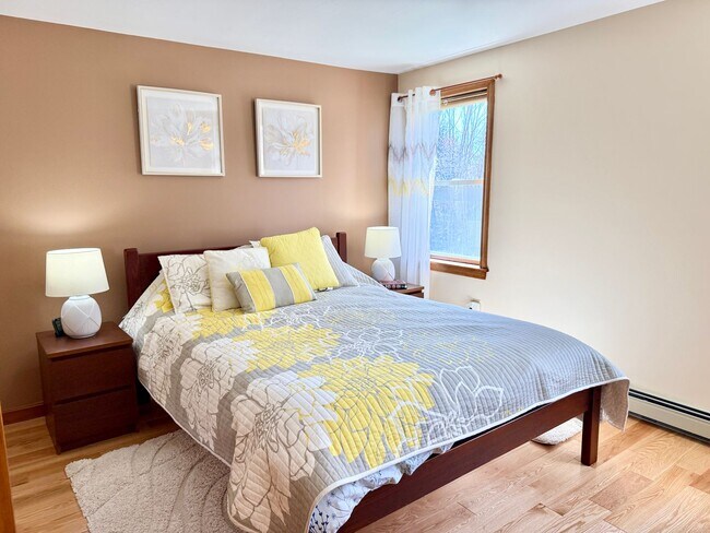 Building Photo - Meticulously Maintained 3BD/2.5BA Home in Quiet Westbrook Neighborhood!