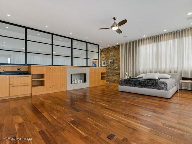 Building Photo - 1302 W Erie St