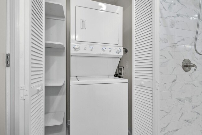 Building Photo - End unit of a Triplex within walking dista...