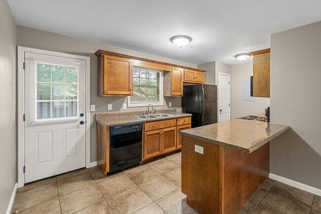 Building Photo - Two Bedroom Town House Off Exit 1!