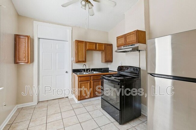 Building Photo - 2400 Dumaine St