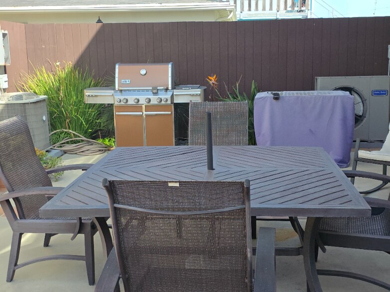 Building Photo - 10880 National Blvd