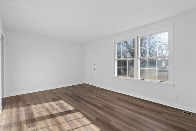 Building Photo - 3 Bedroom Dog Friendly Home For Rent!