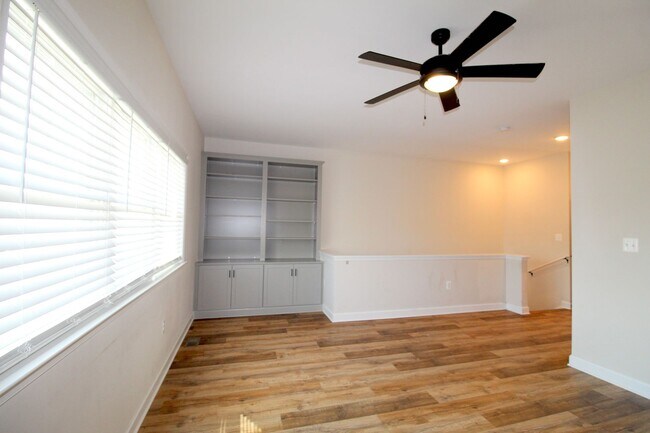 Building Photo - Spacious 4 Bedroom, 3.5 Bath Townhome with...
