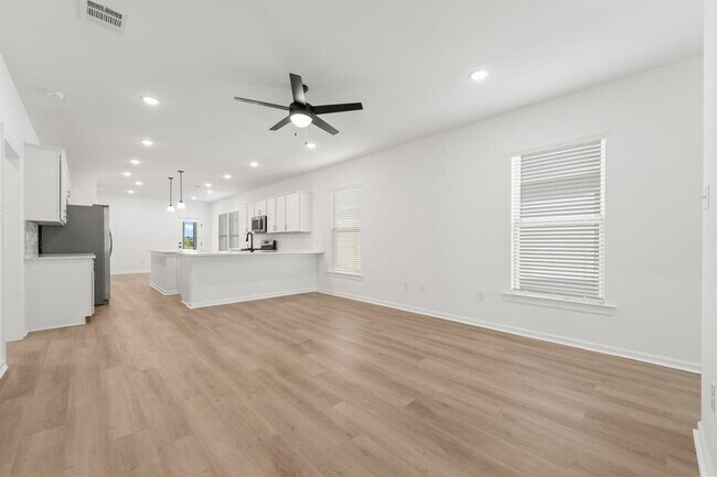 Building Photo - 40720 Mostyn Lake Dr