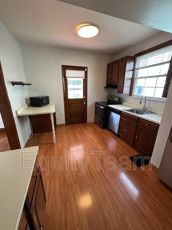 Building Photo - 3823 Drake Ave