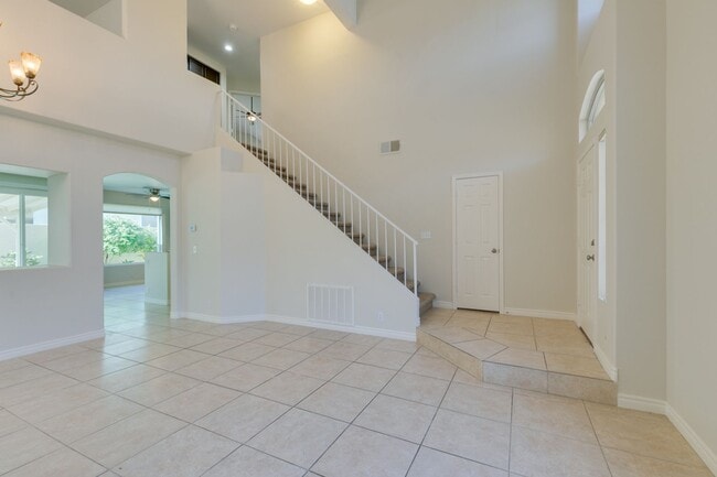 Building Photo - Immaculate 3 bedroom house with a Loft in ...