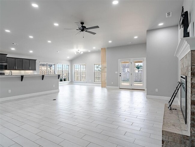 Building Photo - 910 Redfree Dr