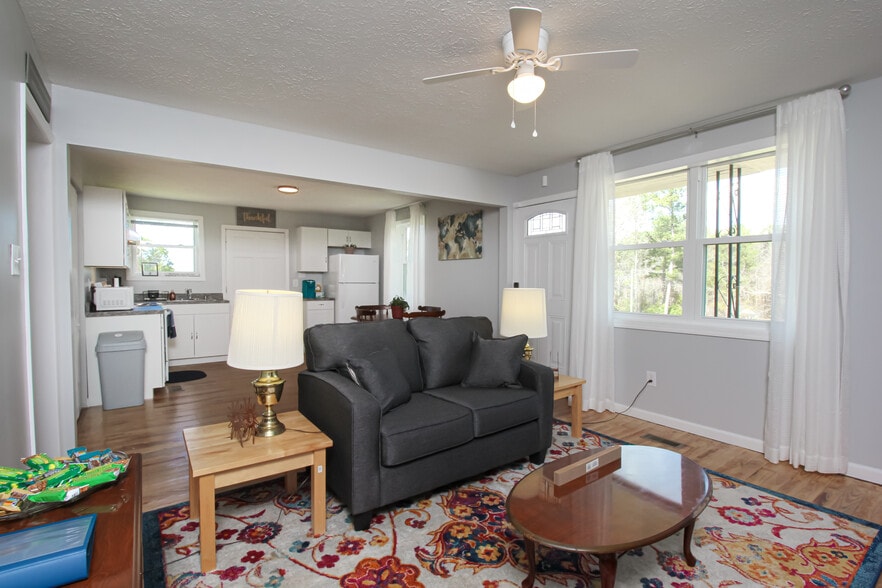 Shared livingroom - 703 Celeste Ave