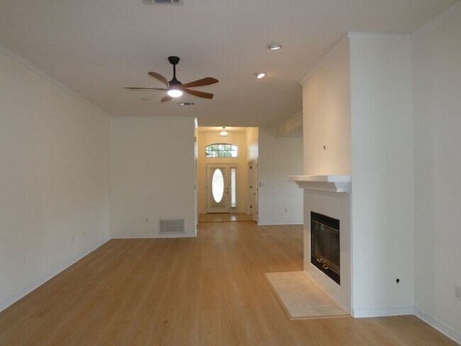 Building Photo - 4161 Longwood Cir