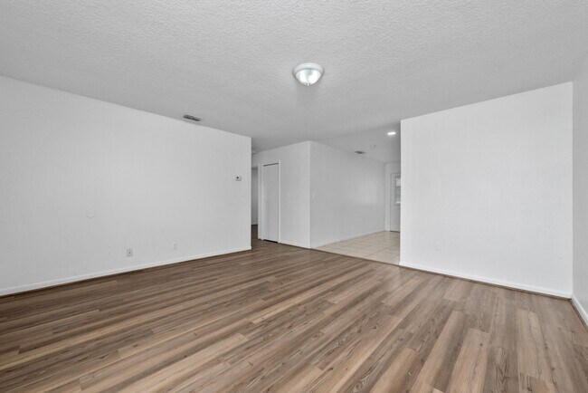 Building Photo - 909 W Orange St