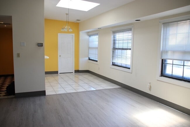 Building Photo - 21 Linden St