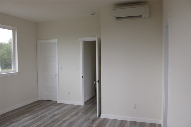 Building Photo - 2 bedroom 2 bathroom Brand New Triplex!