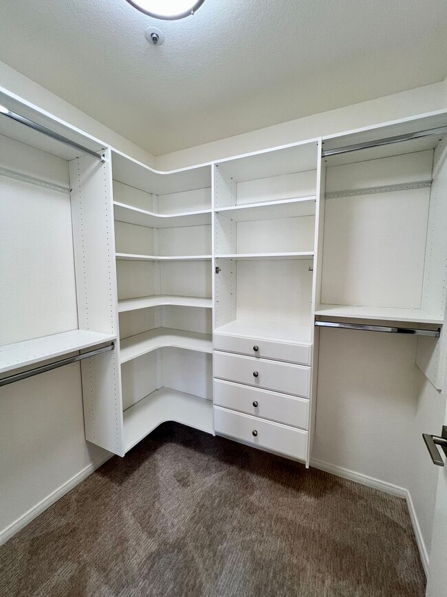 Building Photo - Upgraded 2 Bedroom 2 Bath Condo with Lots ...