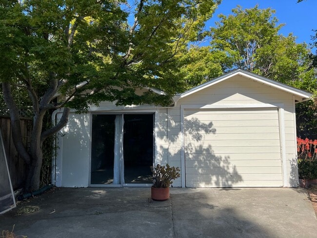 Building Photo - Charming 2-bedroom Menlo Park Cottage
