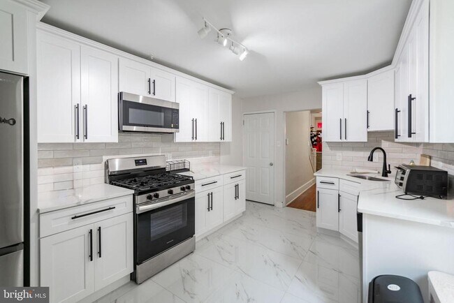 Building Photo - 295 Hermitage St
