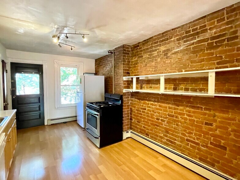 Building Photo - 14 Mead St