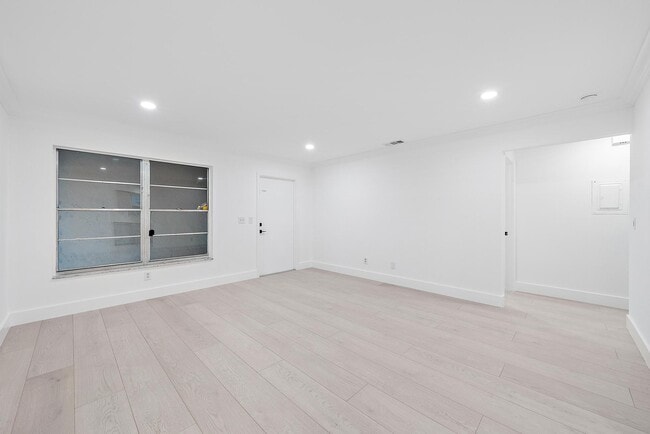 Building Photo - 1930 Service Rd