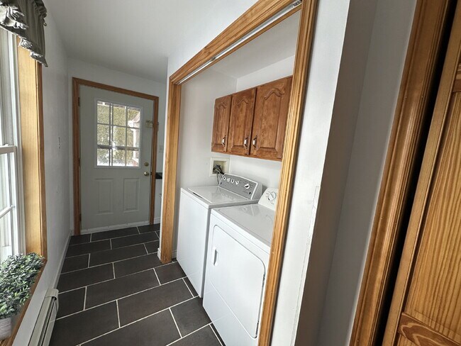 Building Photo - Executive-Style 3BR Single-Family Home on Quiet Dead-End Street – South Portland