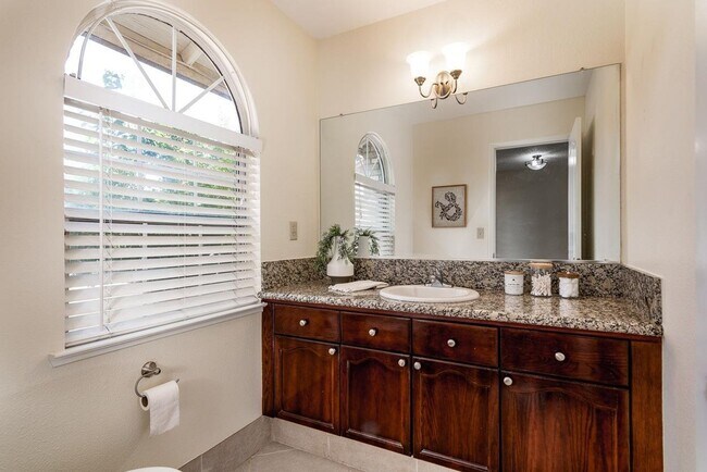 Building Photo - Beautiful 3 bedroom home in Clovis!