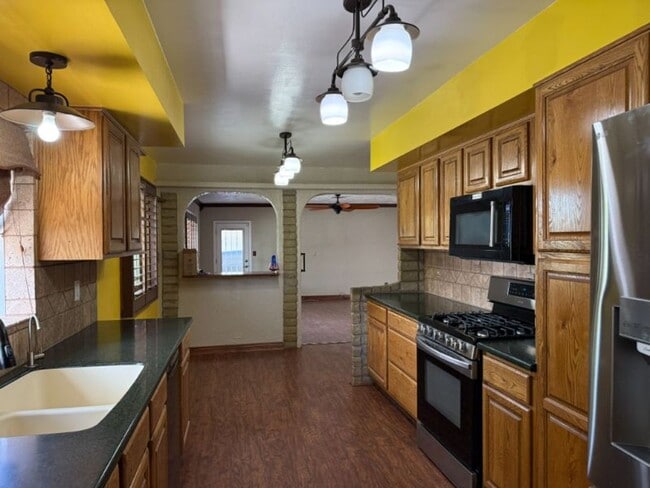 Building Photo - Updated Pool Home in Engler Estates