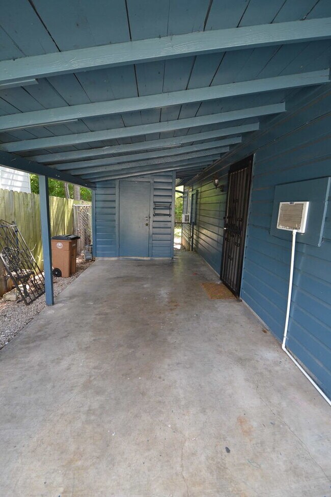 Building Photo - 2/1 House in Hip East Austin!