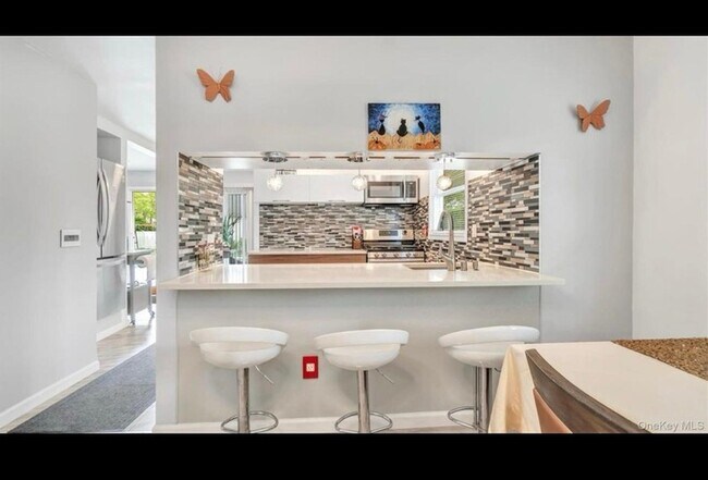 Building Photo - 143 Hallock St