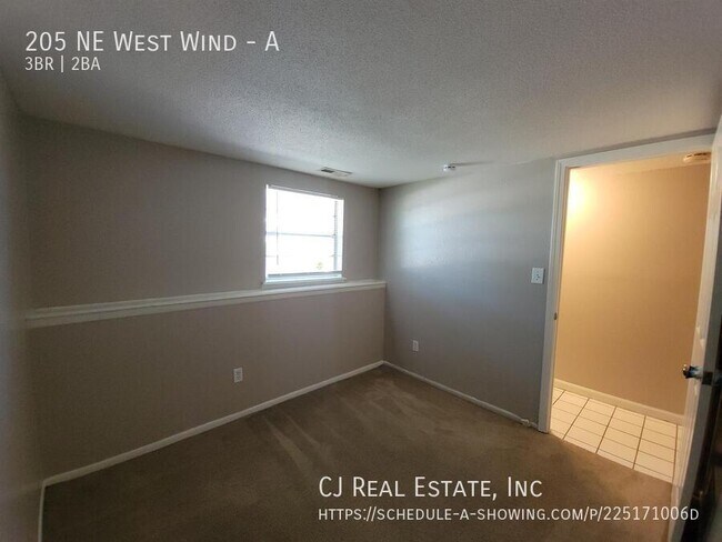 Building Photo - 205 NE Westwind Dr