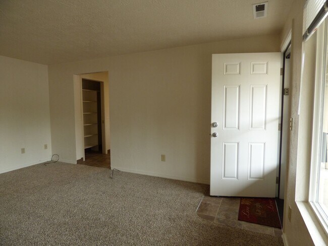 Building Photo - Rent Special: 1/2 Off July's Rent!! Ground Level 1 Bedroom 1 Bath W/ AC
