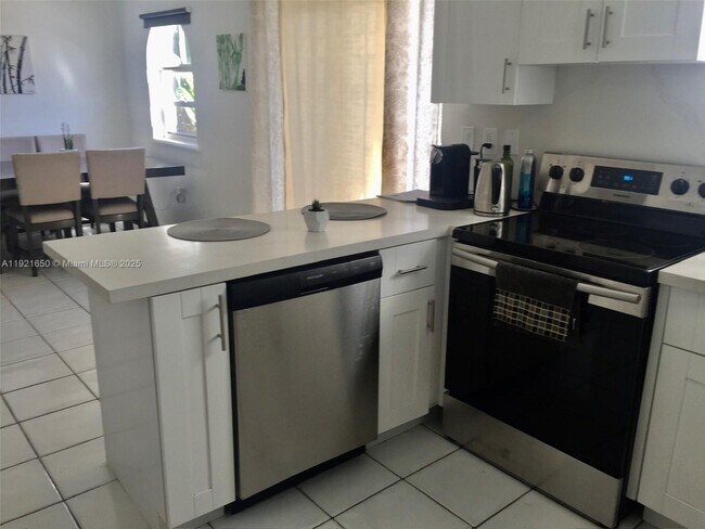 Building Photo - 3052 SW 27th Ave