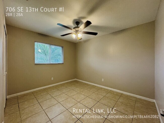 Building Photo - 706 SE 13th Ct