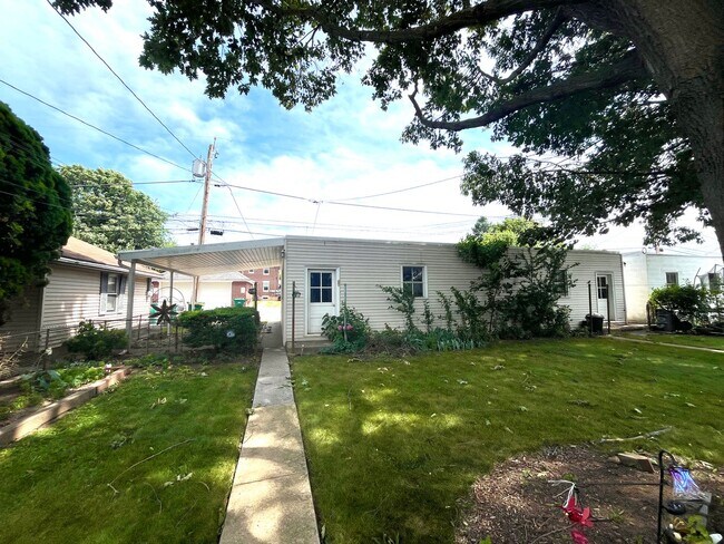 Building Photo - 40 W Caracas Ave
