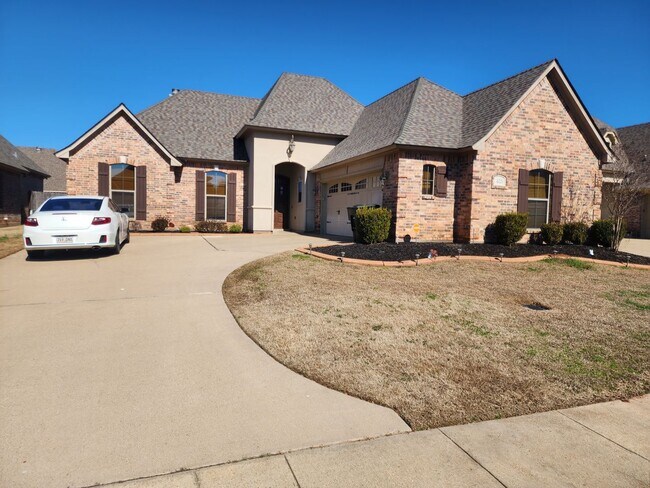 Building Photo - 4 Bedroom 2 Bath (Gardens Of Southgate)