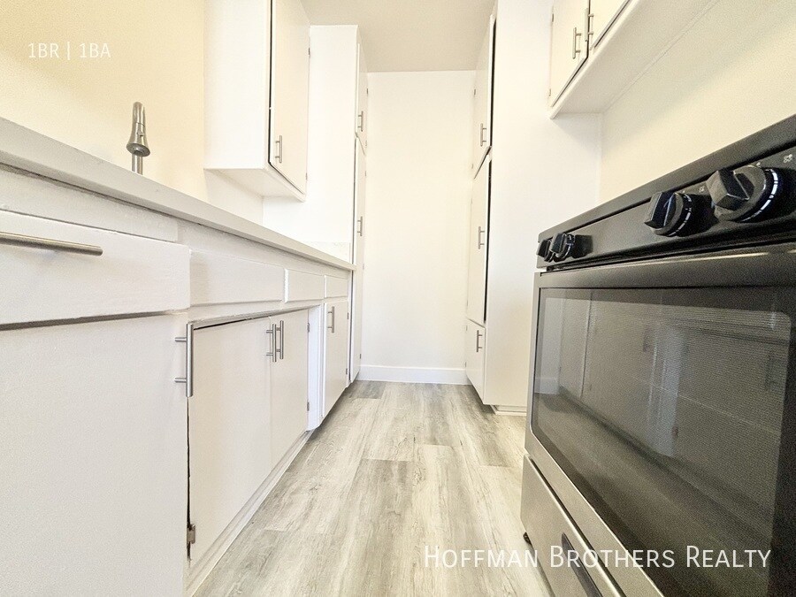 Building Photo - 1088 W 39th St