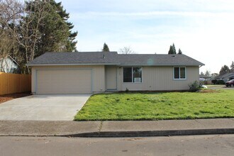 Building Photo - 3 bedroom 1 bath home in Hillsboro near Max line