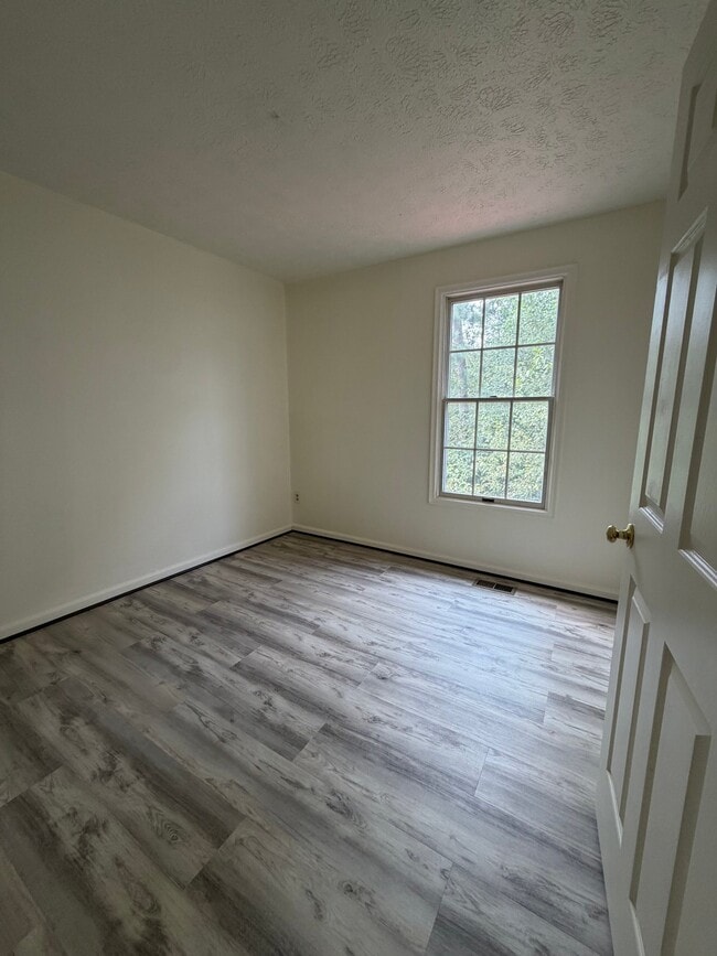 Building Photo - 2110 Commodore Ct