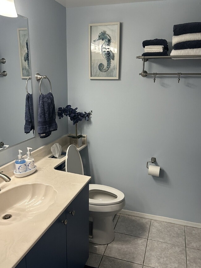 Building Photo - Room For Rent - lake front condo