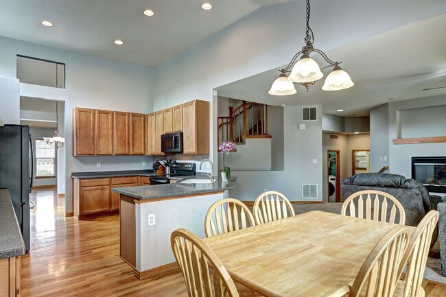 Building Photo - Canterberry Crossing Parker CO 4 bed 3 bat...